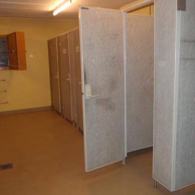Trennwände und Türen aus Faserzement in einer Zivilschutzanlage