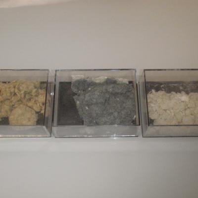 Diversi tipi di amianto floccato: da sinistra a destra: amosite (amianto bruno), crocidolite (amianto azzurro) e crisotilo (amianto bianco).