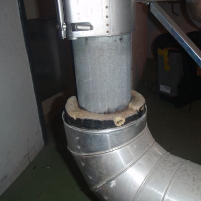 Photo Rohrisolation mit asbesthaltigem Bitumen-Anstrich